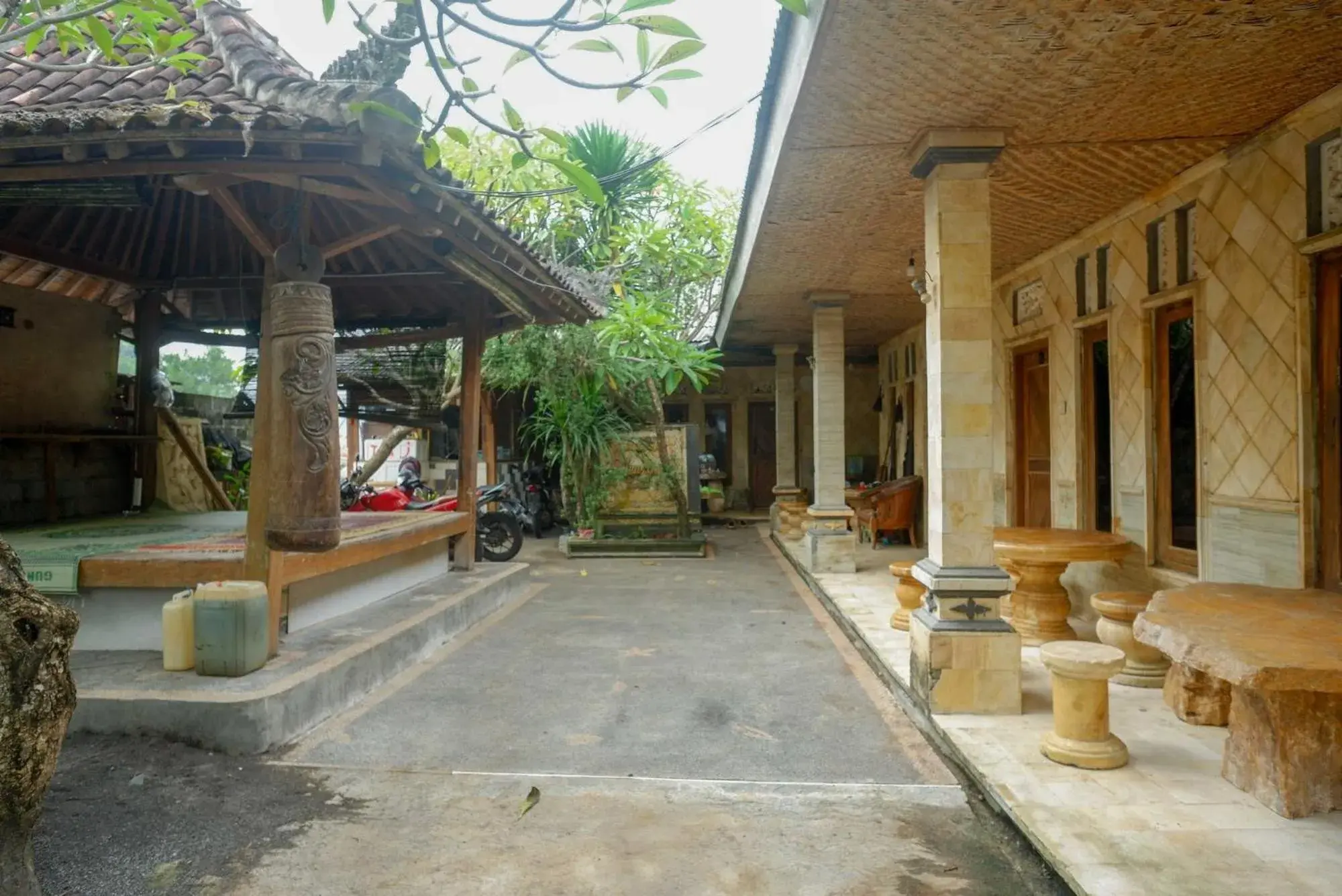 Property building in Hotel Kampoeng Drini RedPartner Property building in Hotel Kampoeng Drini RedPartner