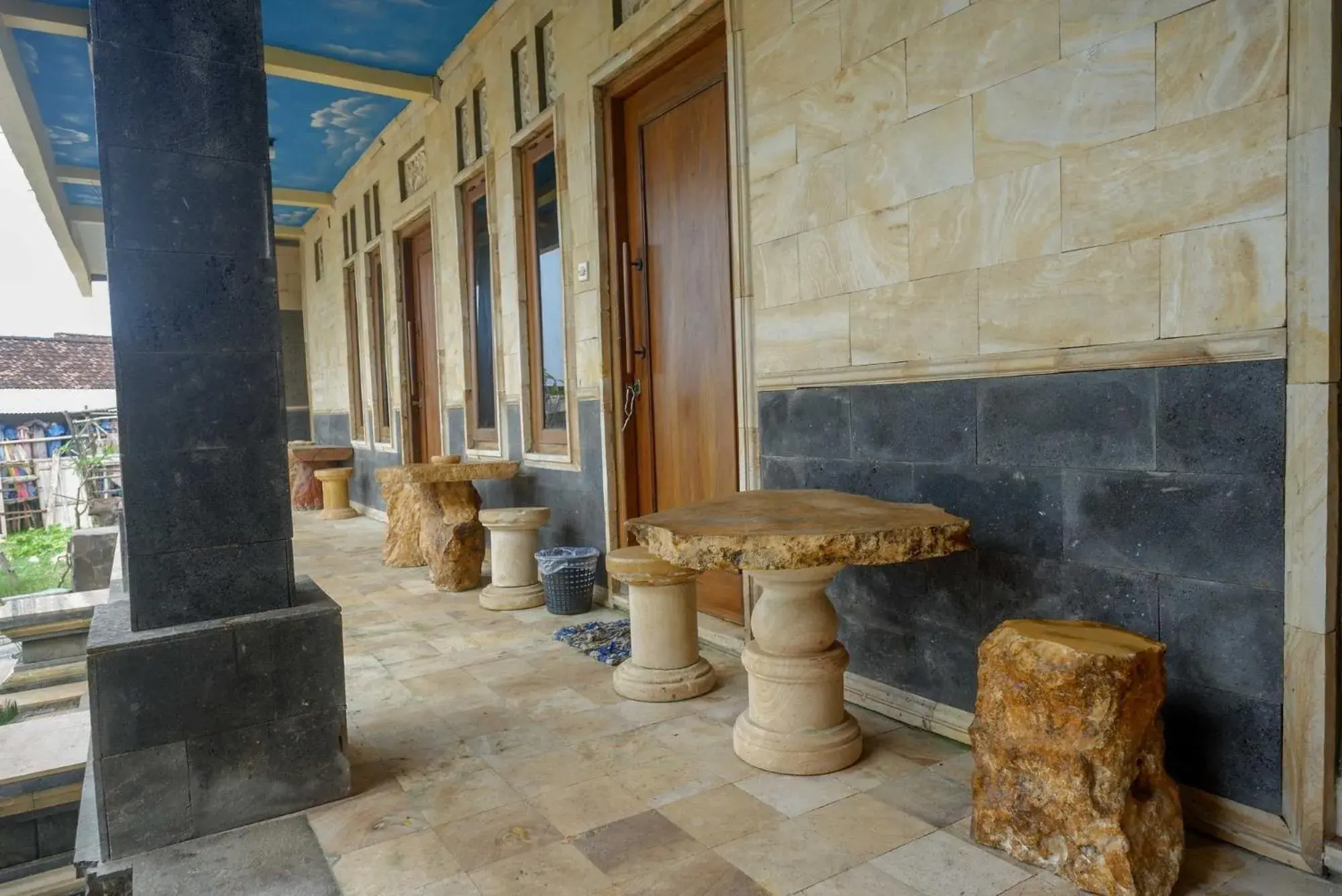 Property building in Hotel Kampoeng Drini RedPartner Property building in Hotel Kampoeng Drini RedPartner