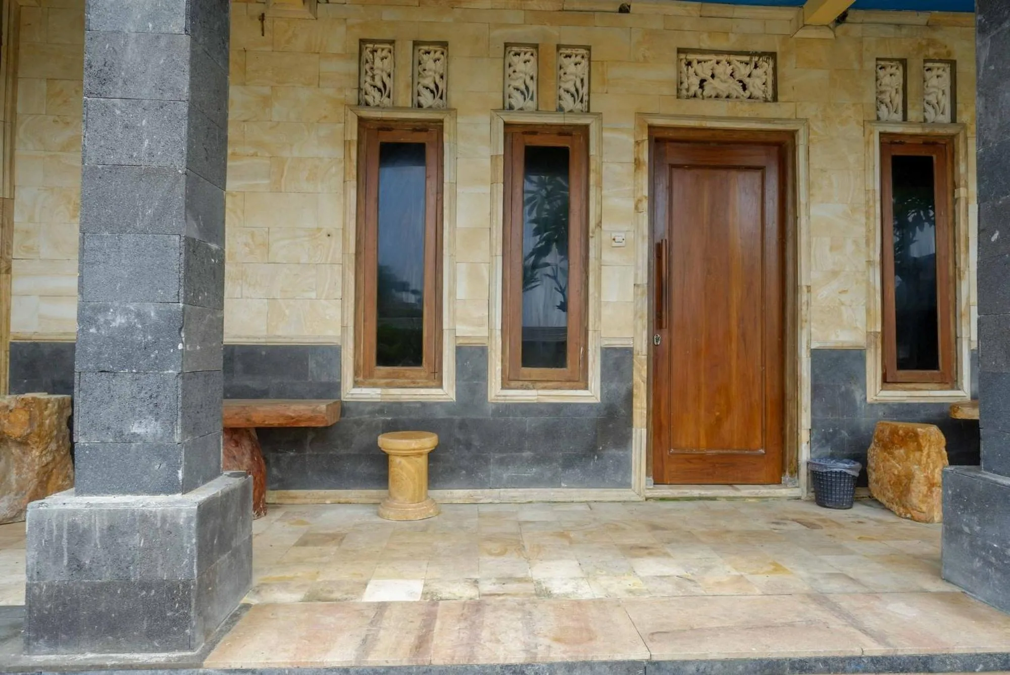 Facade/entrance in Hotel Kampoeng Drini RedPartner