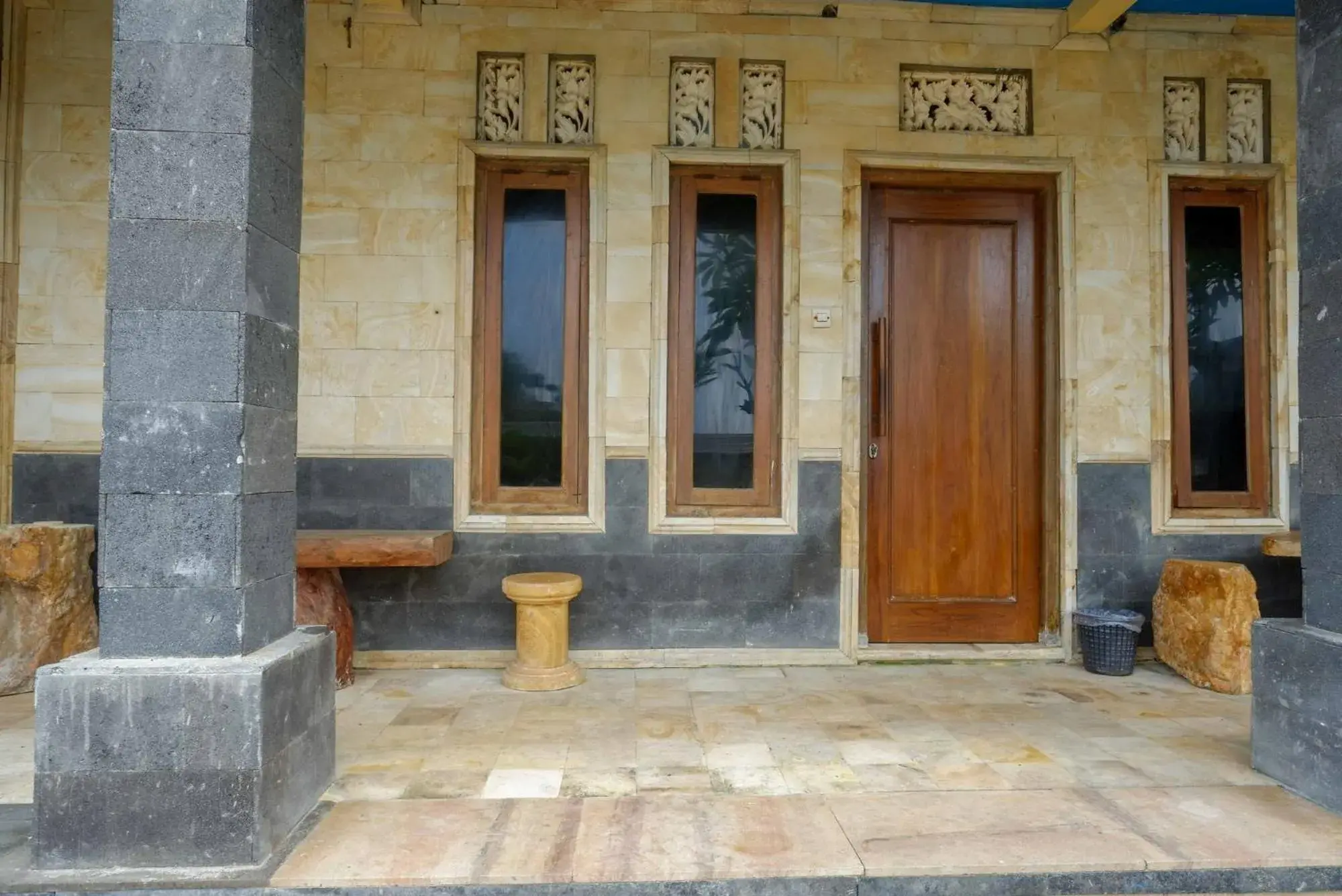 Facade/entrance in Hotel Kampoeng Drini RedPartner Facade/entrance in Hotel Kampoeng Drini RedPartner