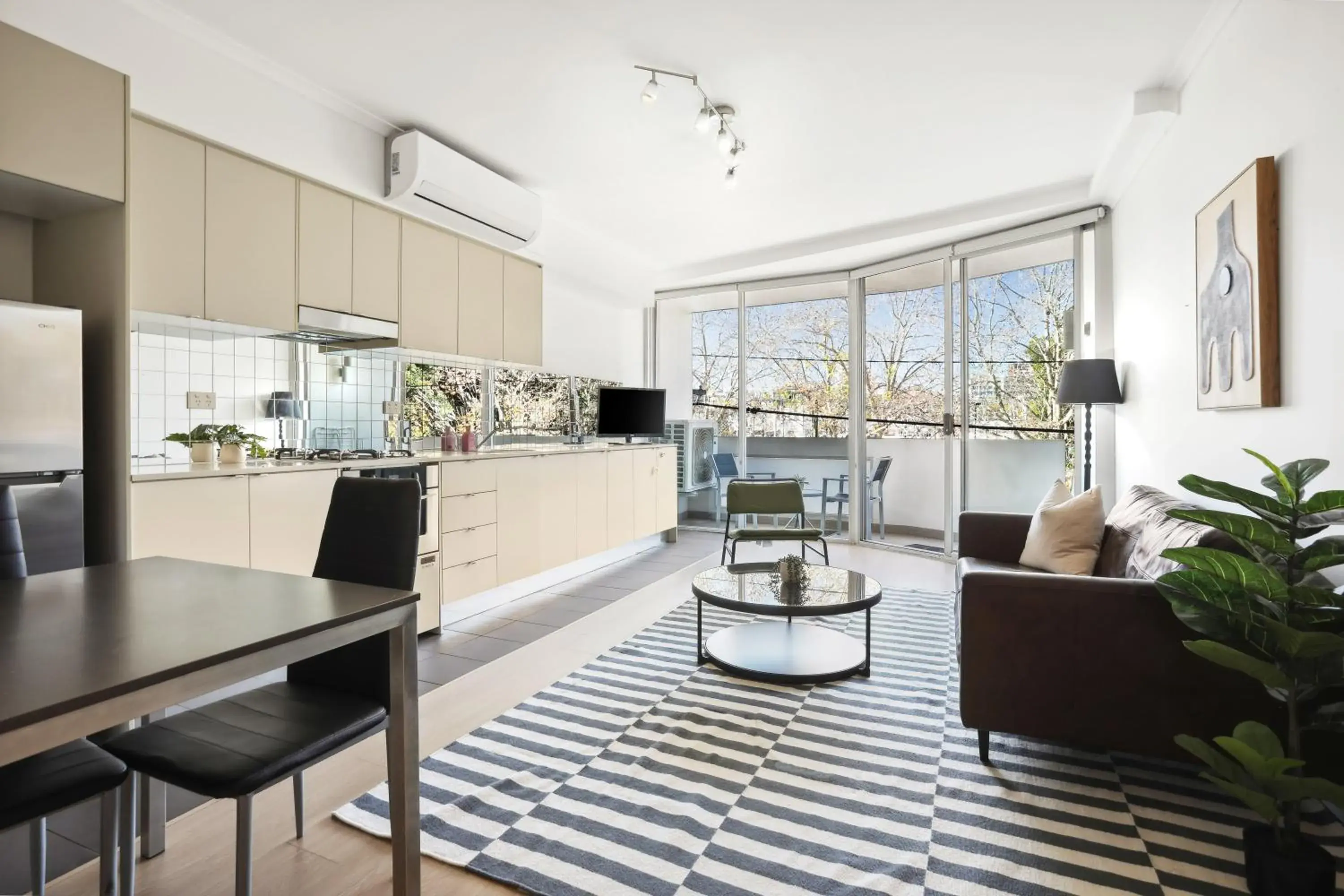 Chippendale 1 Bedroom Apartment • Mins to Central Chippendale 1 Bedroom Apartment • Mins to Central