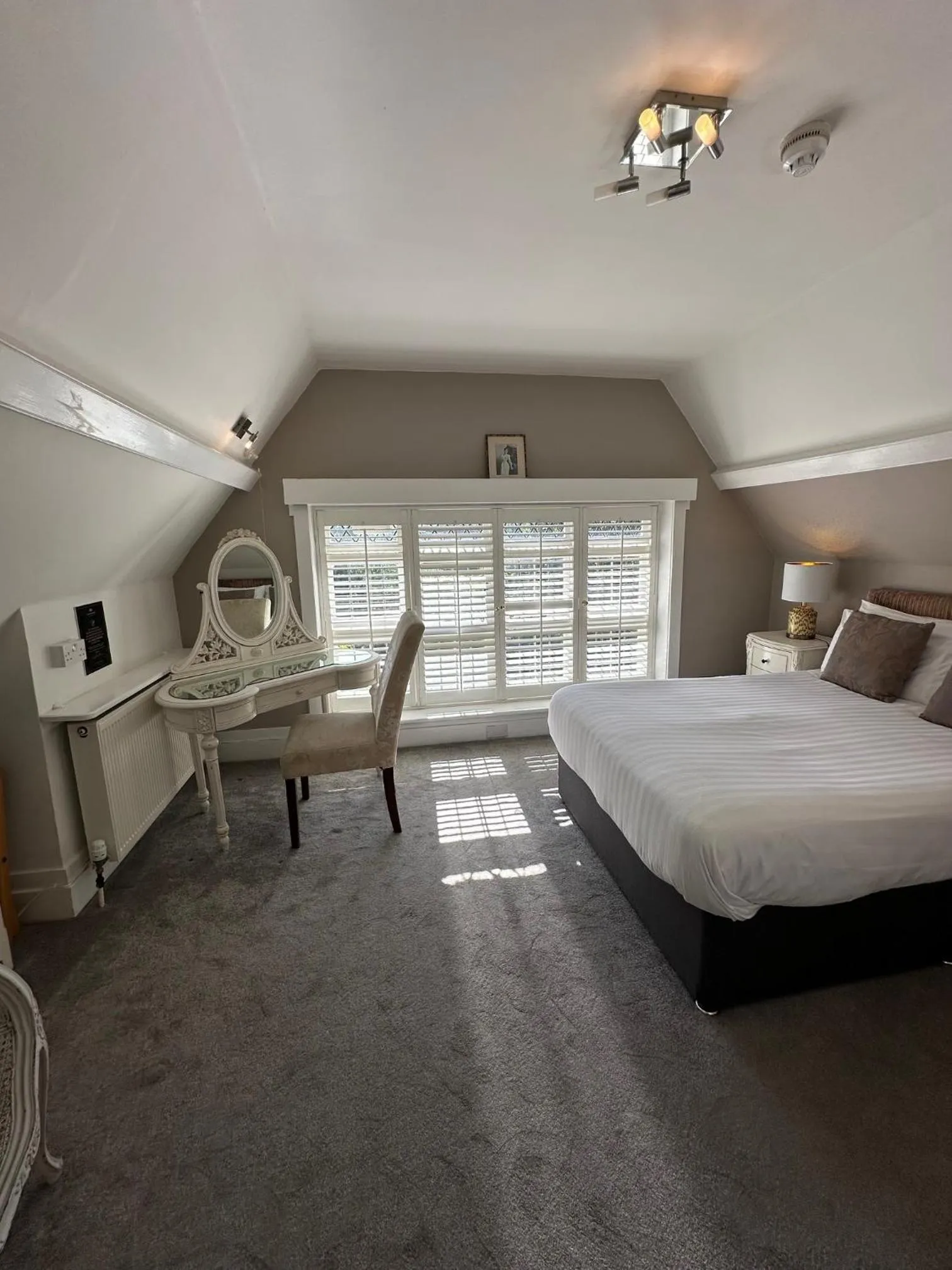 Bedroom, Bed in Langtry Manor Hotel