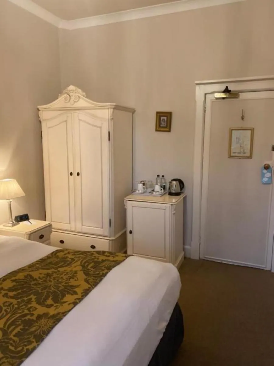 Bedroom, Bed in Langtry Manor Hotel