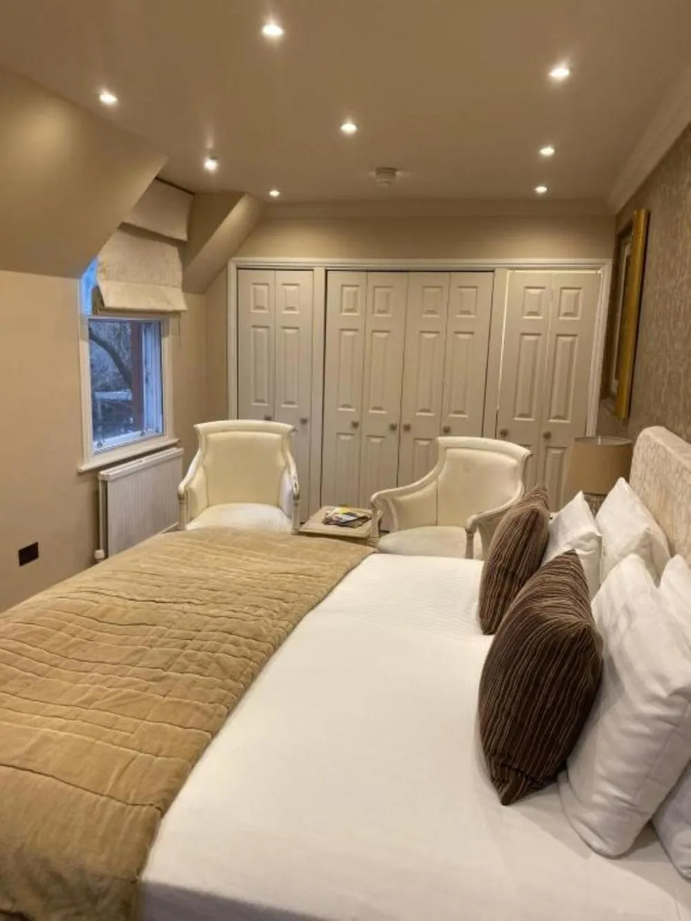 Bedroom, Bed in Langtry Manor Hotel