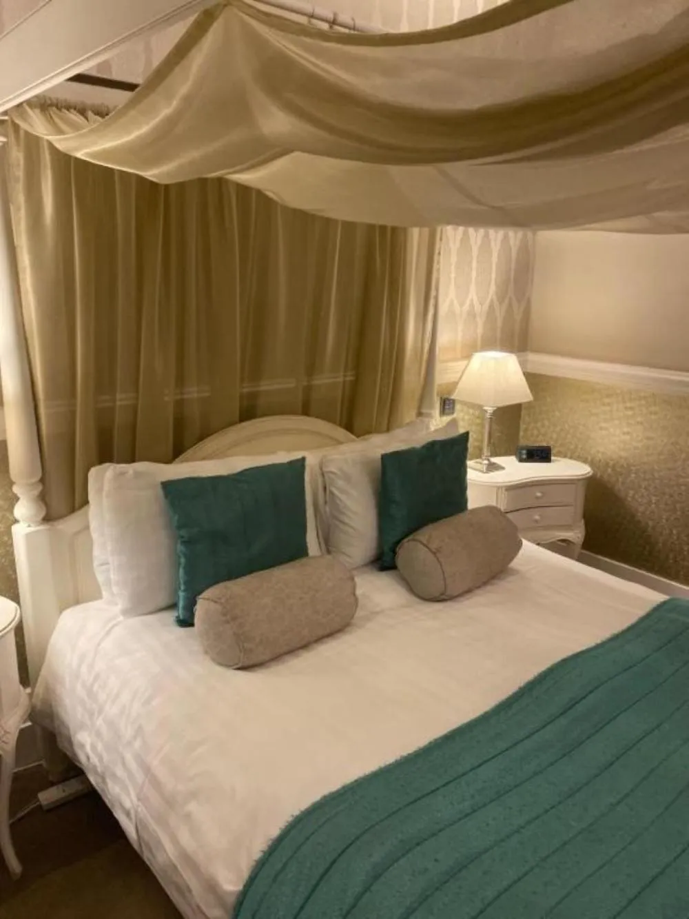 Bedroom, Bed in Langtry Manor Hotel