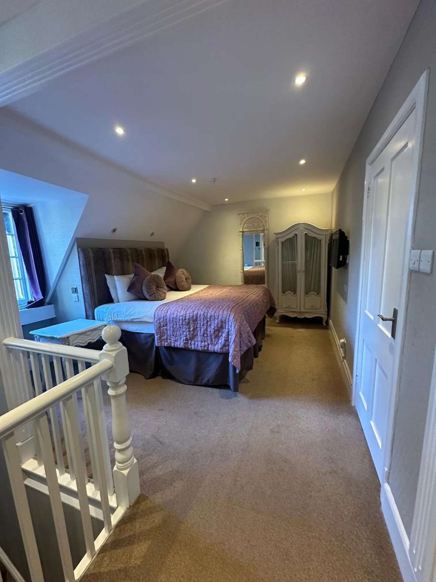 Bedroom, Bed in Langtry Manor Hotel