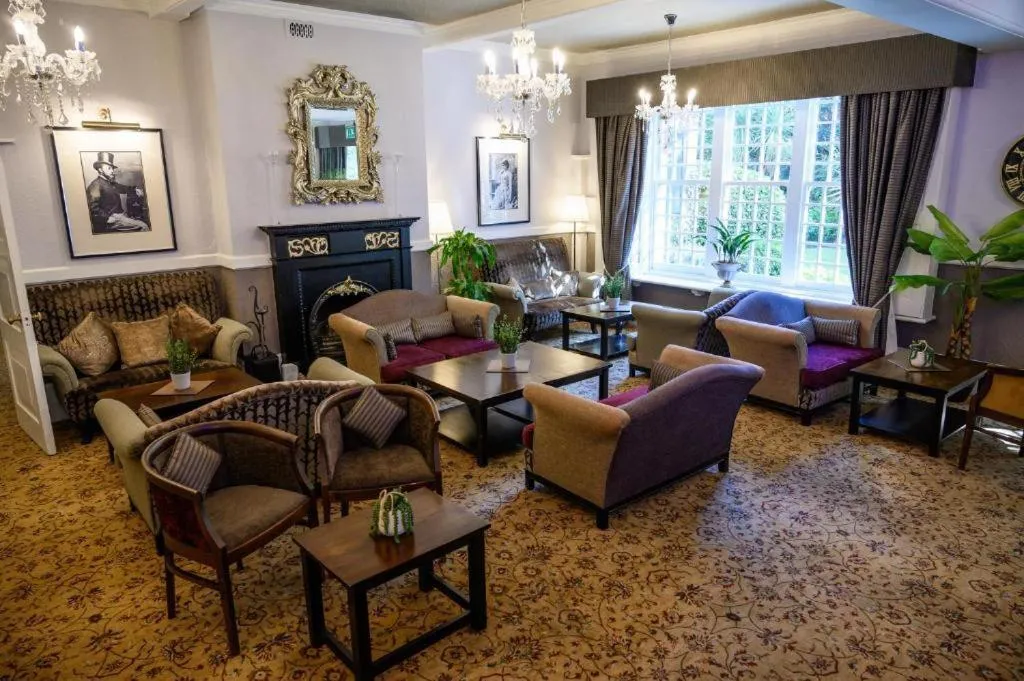 Living room in Langtry Manor Hotel