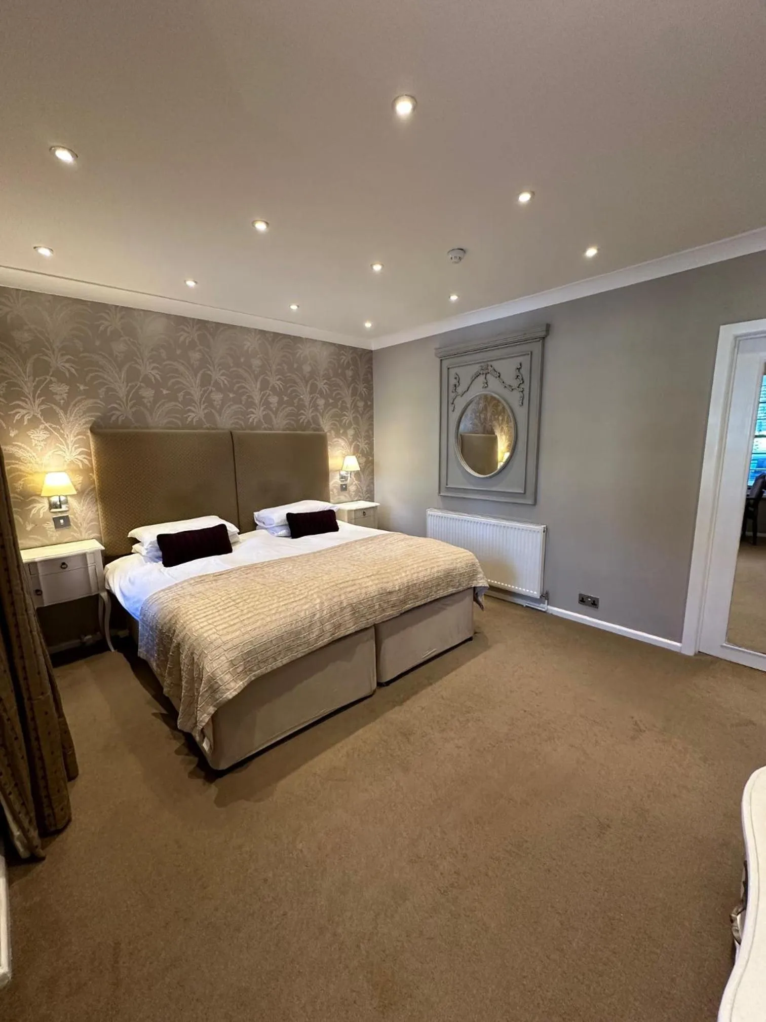 Bedroom, Bed in Langtry Manor Hotel