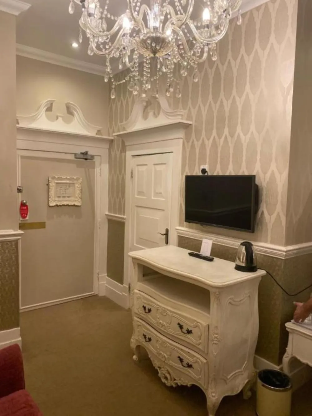 Bedroom in Langtry Manor Hotel