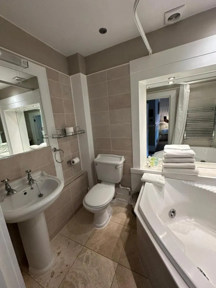 Bathroom in Langtry Manor Hotel