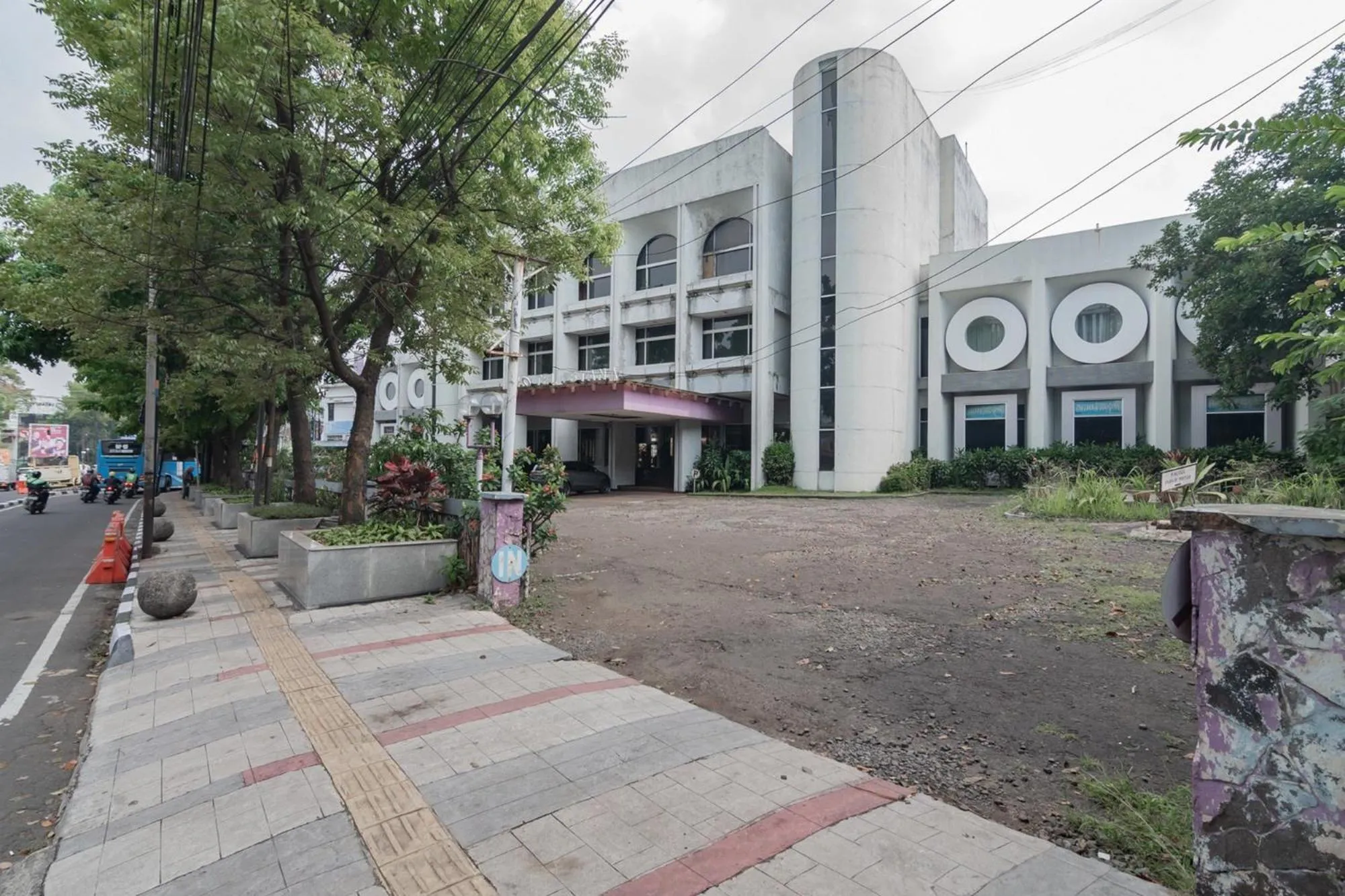 Property building in Istana Hotel Bandung Mitra RedDoorz