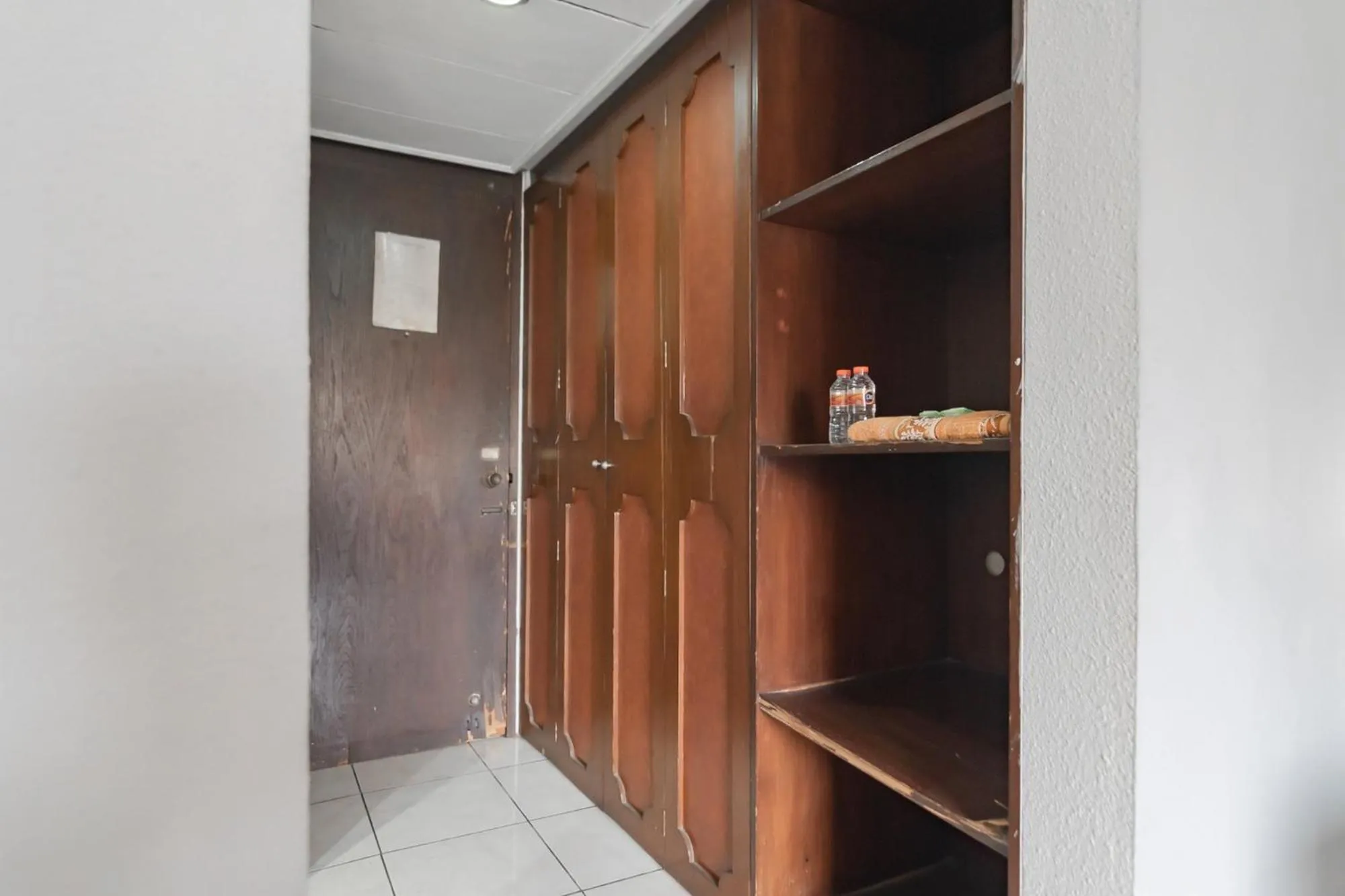 wardrobe in Istana Hotel Bandung Mitra RedDoorz