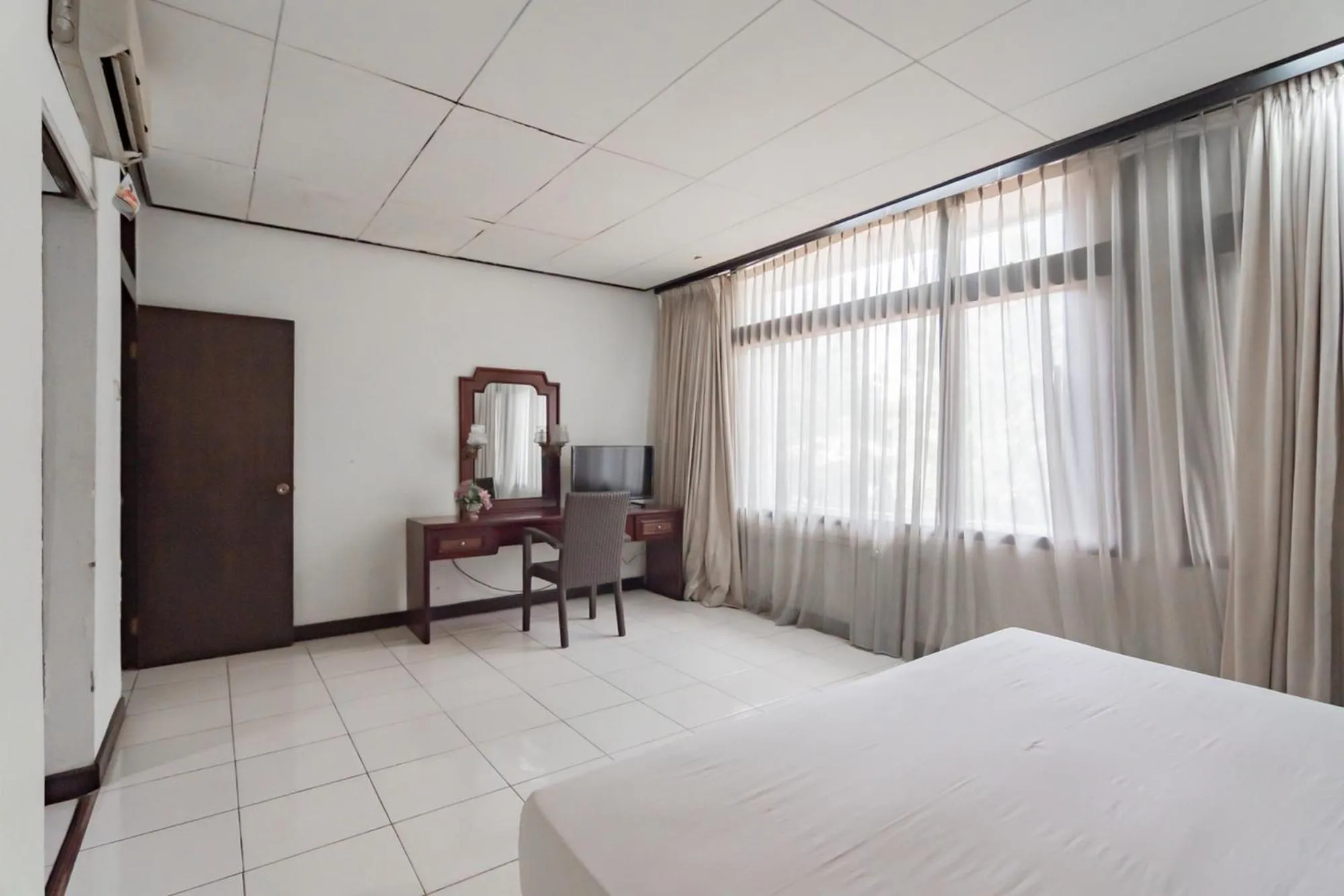 Bed in Istana Hotel Bandung Mitra RedDoorz