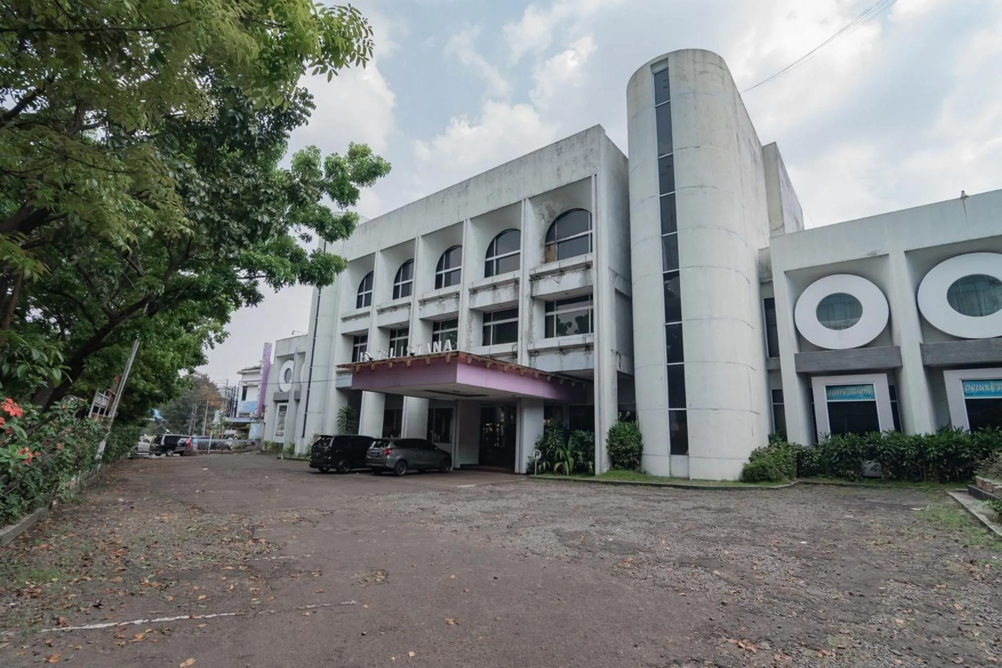 Property building in Istana Hotel Bandung Mitra RedDoorz