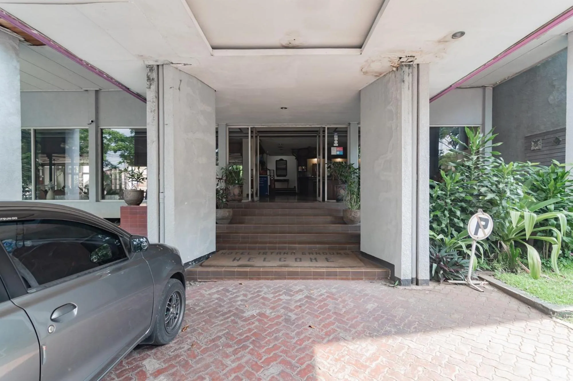 Facade/entrance in Istana Hotel Bandung Mitra RedDoorz