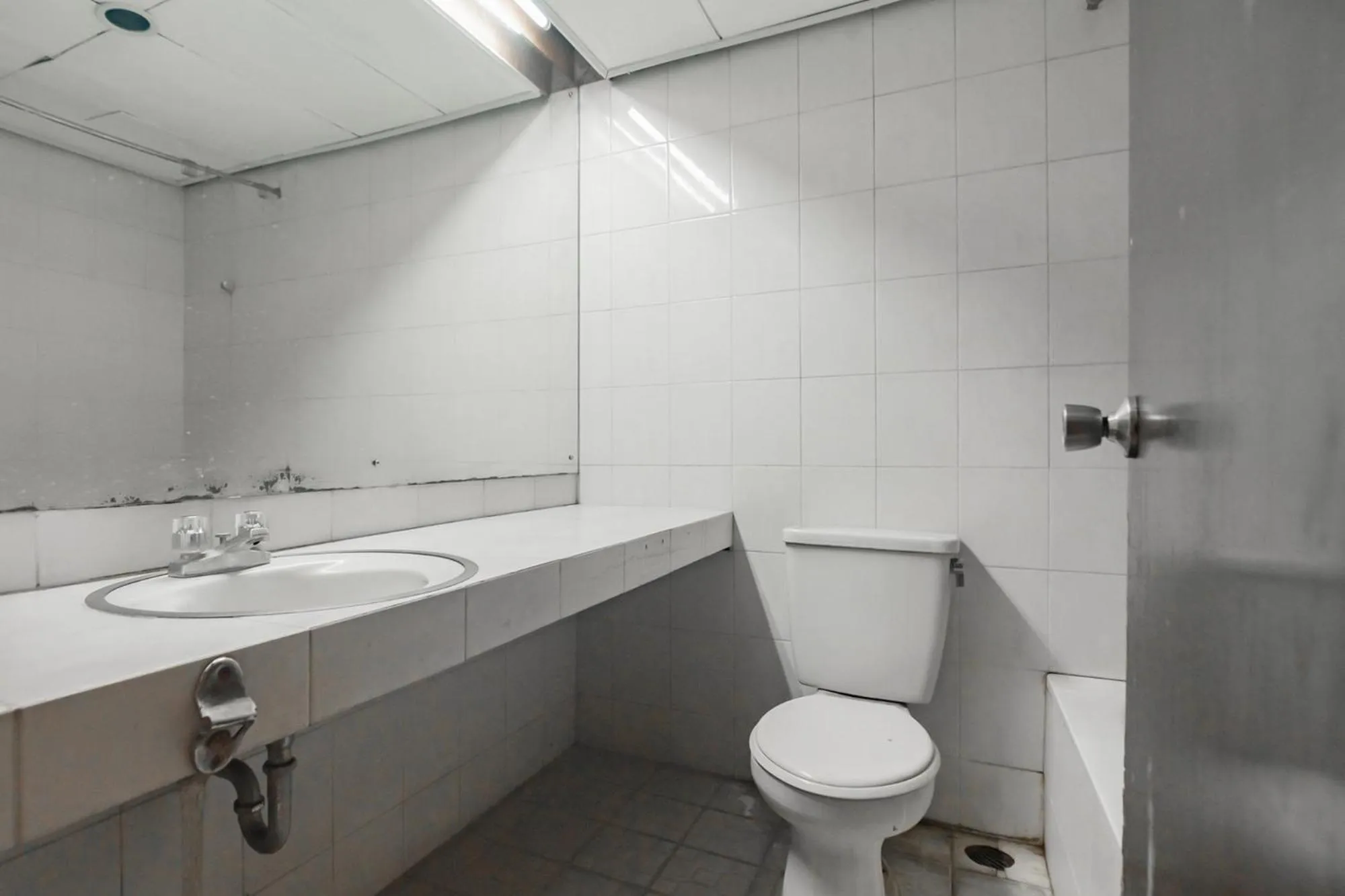 Shower in Istana Hotel Bandung Mitra RedDoorz