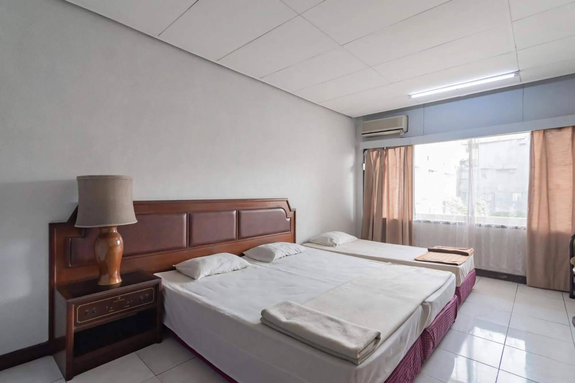 Bed in Istana Hotel Bandung Mitra RedDoorz