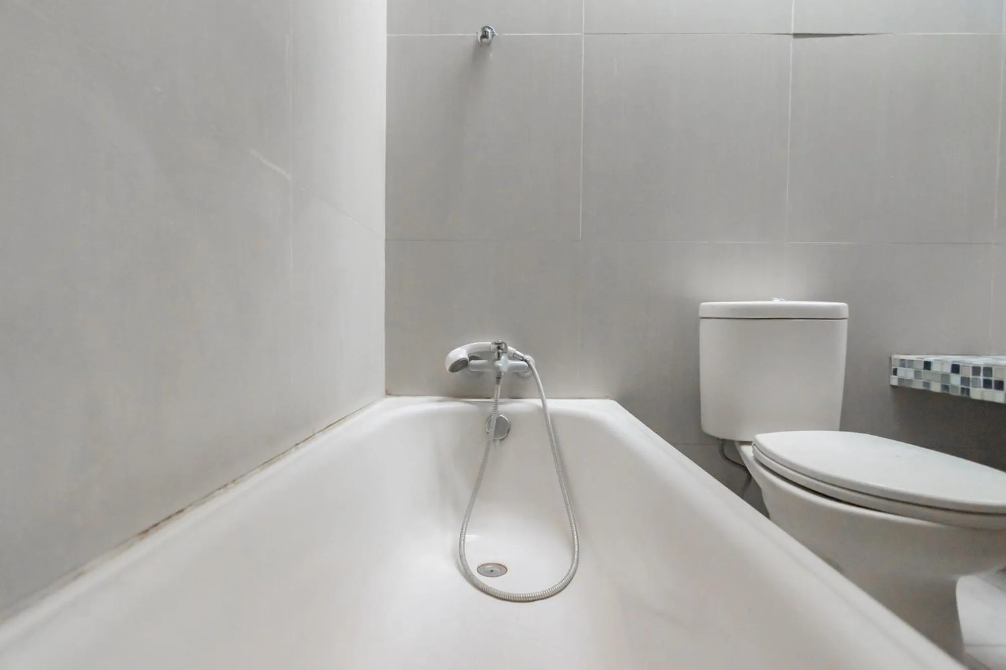 Shower in Istana Hotel Bandung Mitra RedDoorz