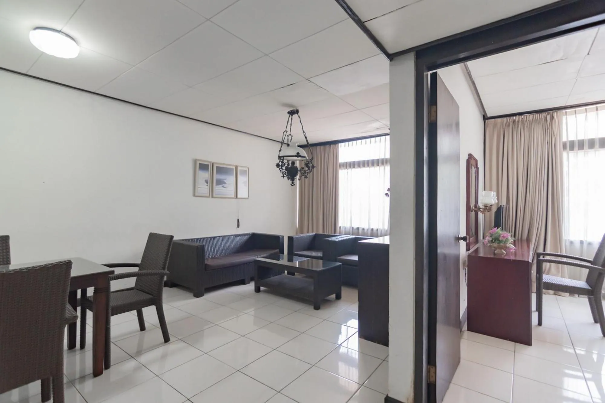 Living room in Istana Hotel Bandung Mitra RedDoorz