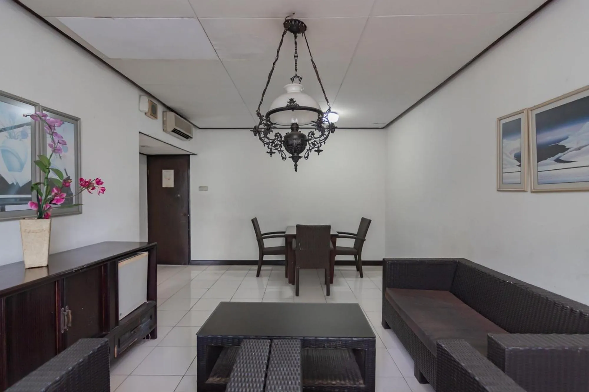 Living room in Istana Hotel Bandung Mitra RedDoorz