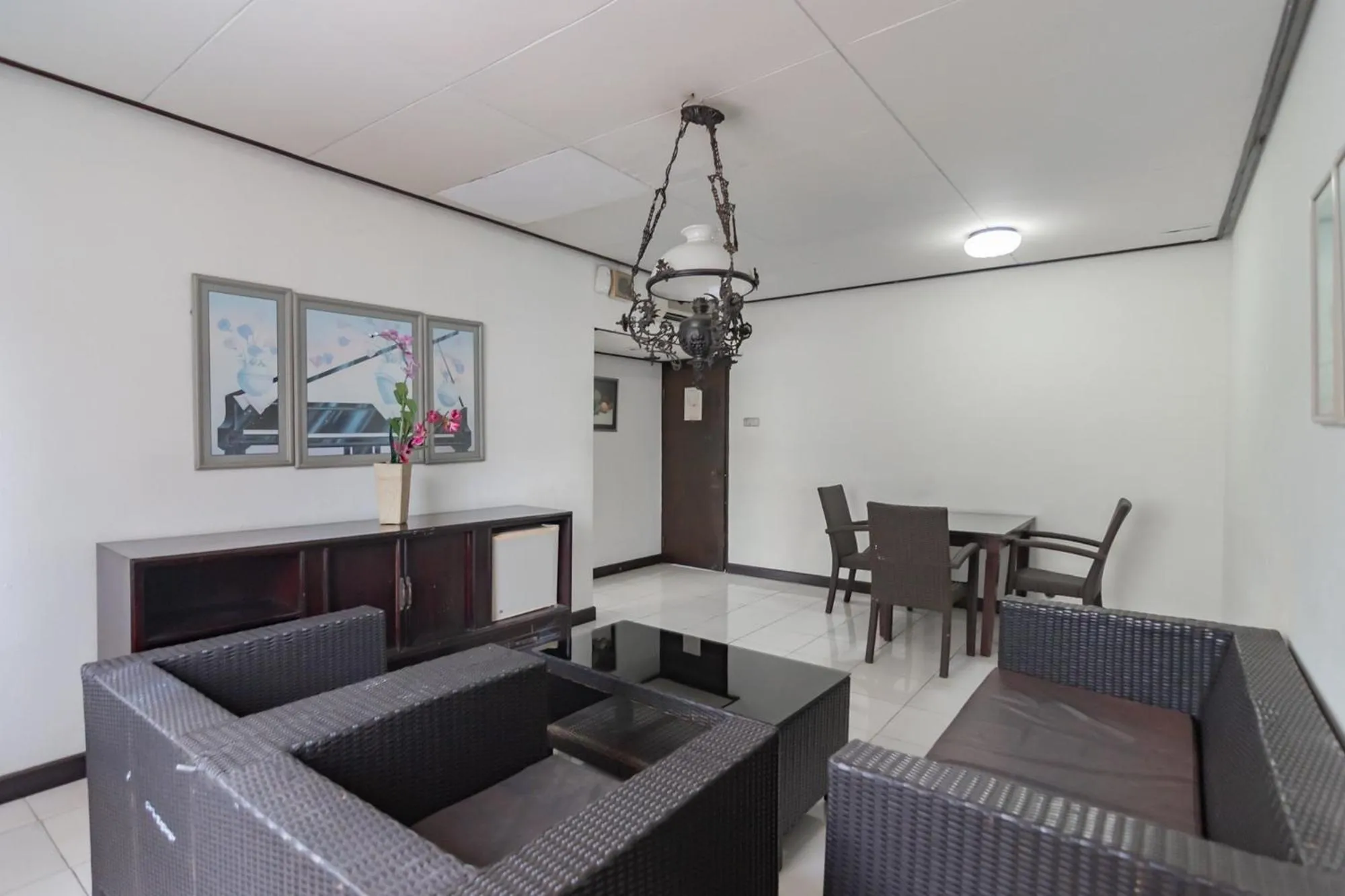 Living room in Istana Hotel Bandung Mitra RedDoorz