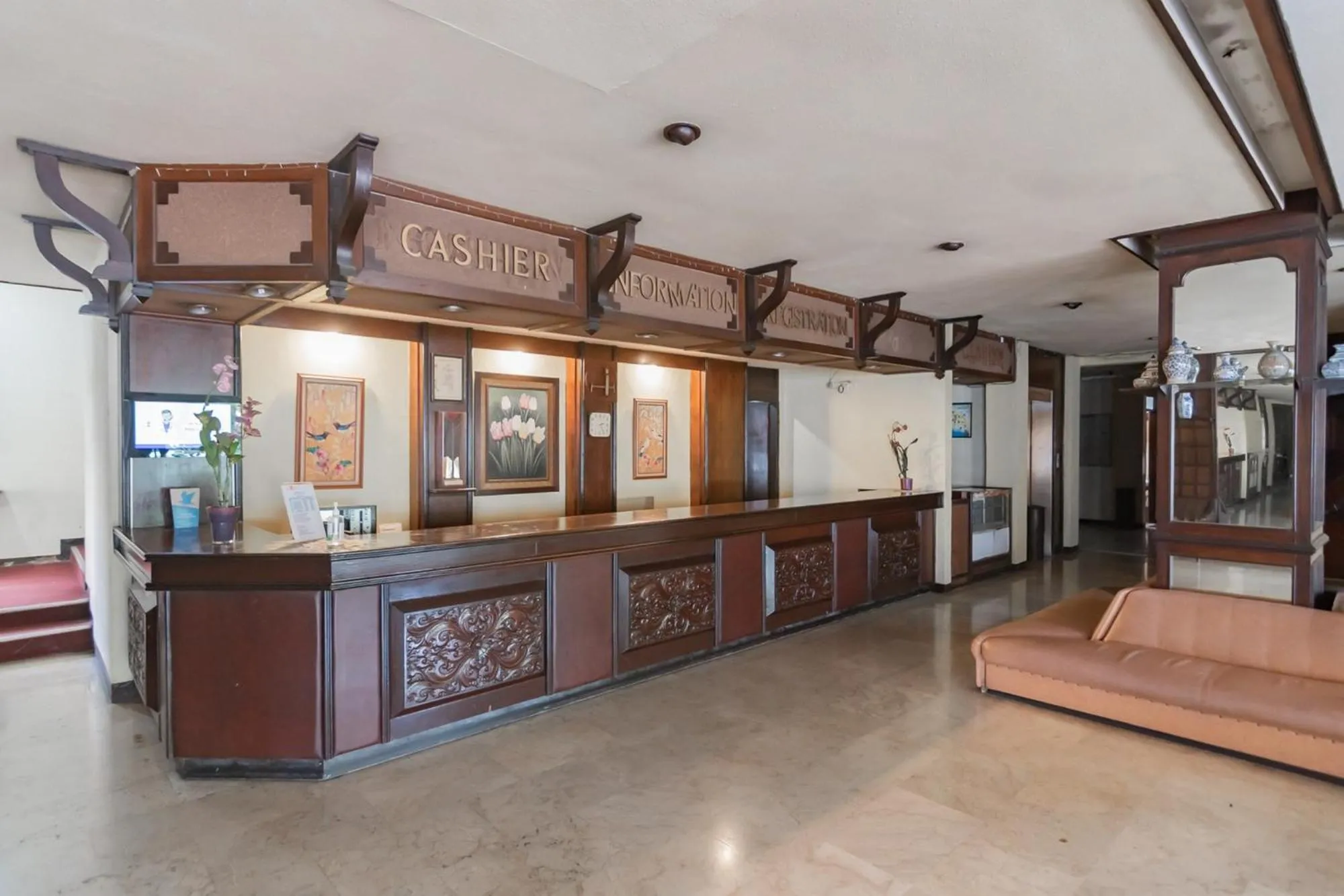 Lobby or reception in Istana Hotel Bandung Mitra RedDoorz