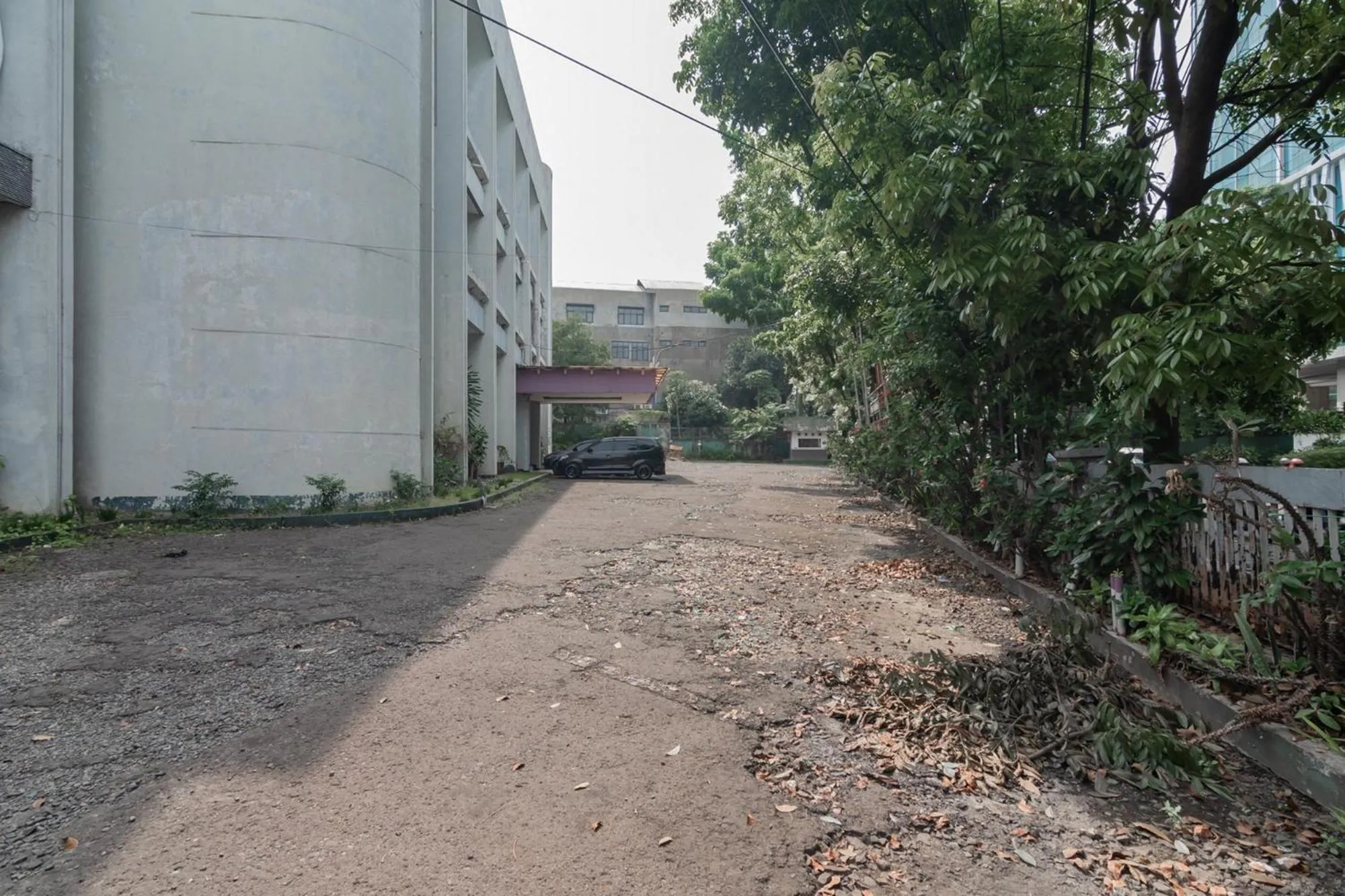 Parking in Istana Hotel Bandung Mitra RedDoorz