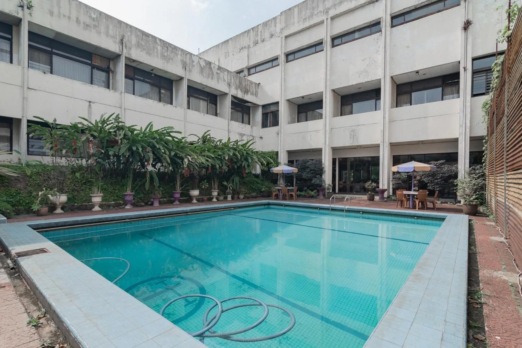 Swimming pool in Istana Hotel Bandung Mitra RedDoorz