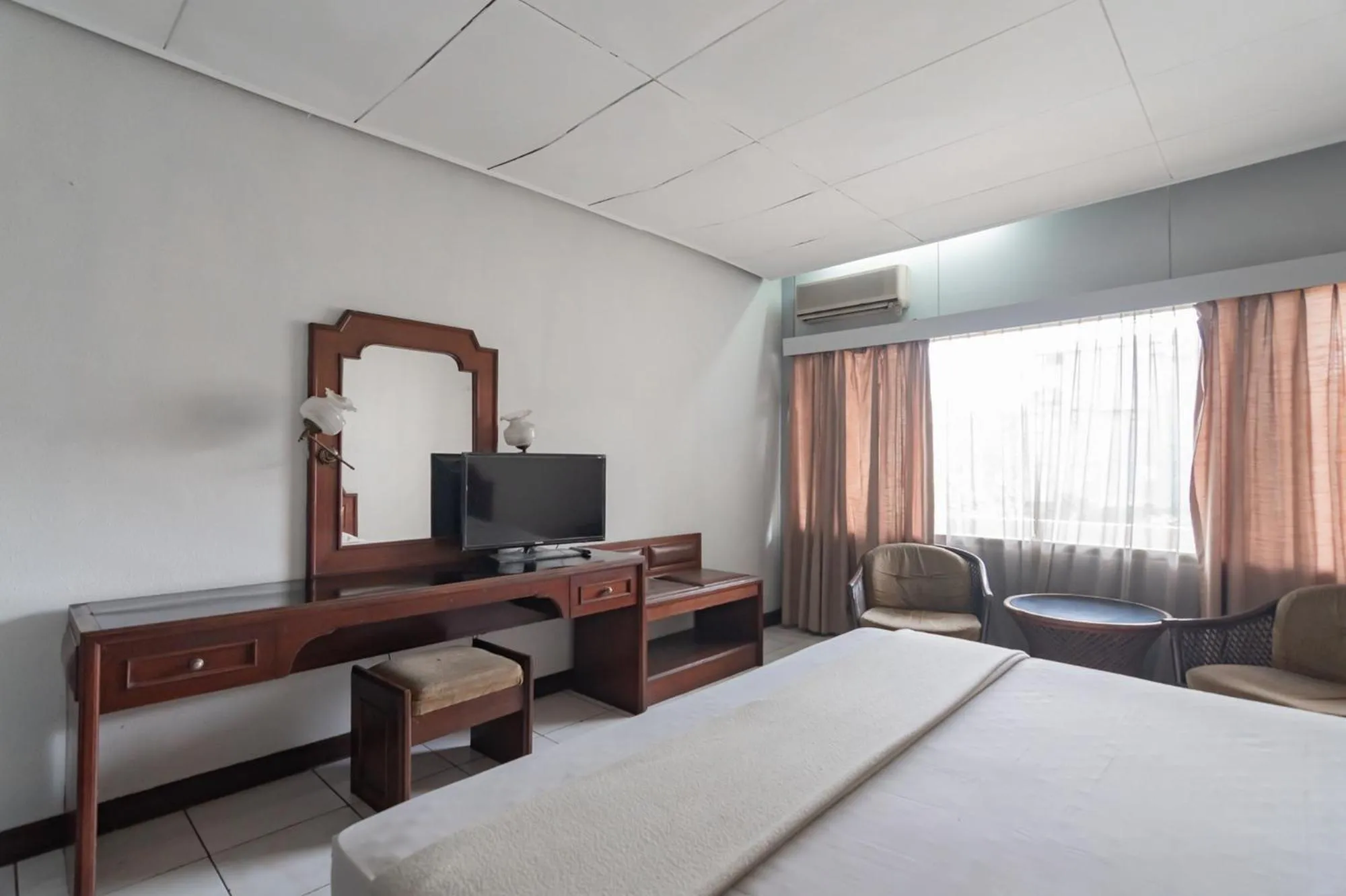 Bed in Istana Hotel Bandung Mitra RedDoorz