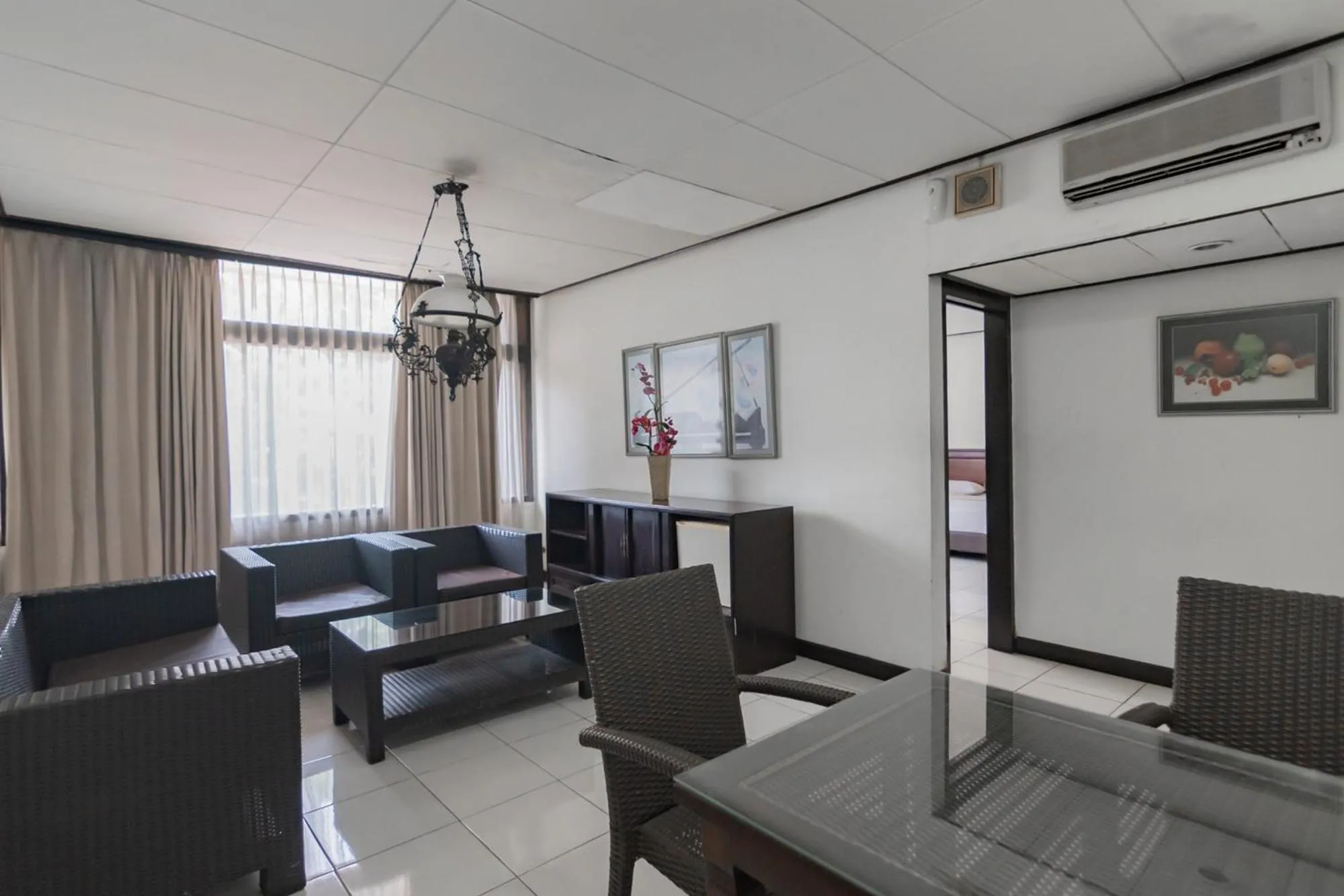 Seating area in Istana Hotel Bandung Mitra RedDoorz