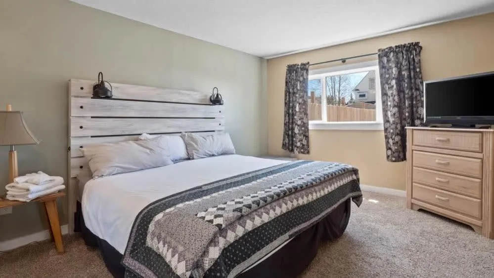 Bed in Mom's House - 1 block from downtown & Hot Tub