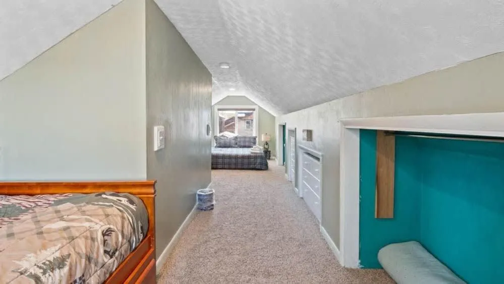 Bed in Mom's House - 1 block from downtown & Hot Tub