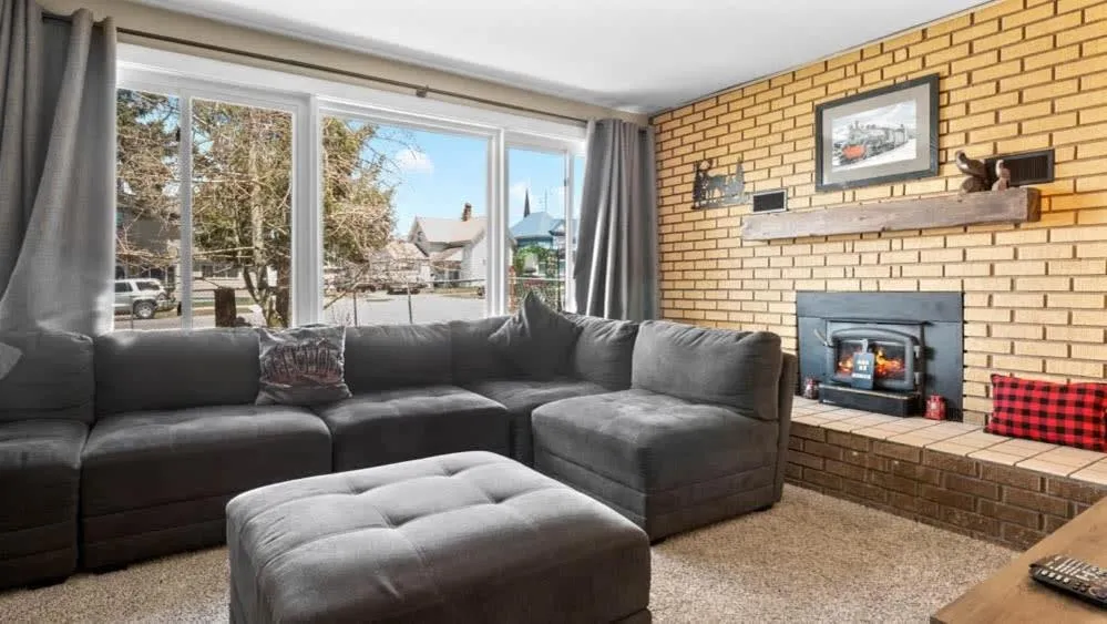 Living room in Mom's House - 1 block from downtown & Hot Tub