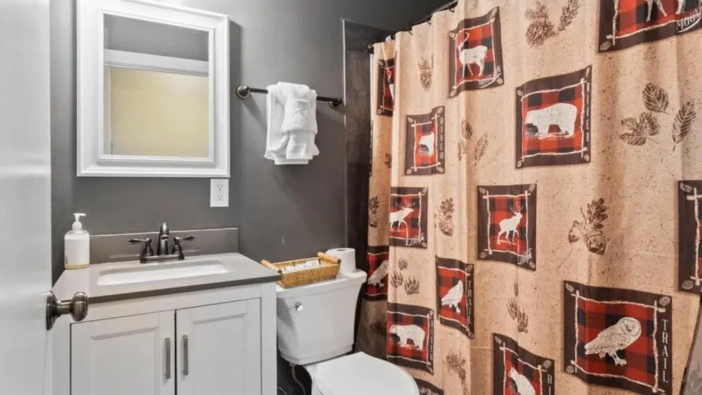 Shower in Mom's House - 1 block from downtown & Hot Tub