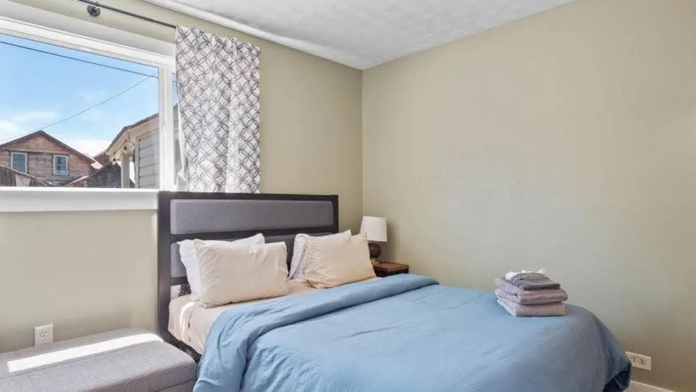 Bed in Mom's House - 1 block from downtown & Hot Tub