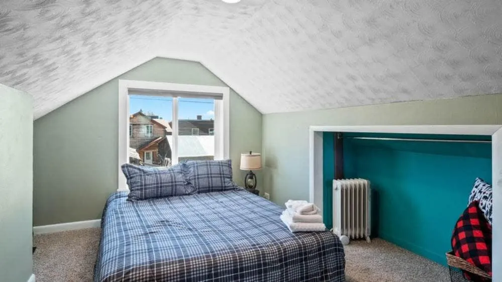 Bed in Mom's House - 1 block from downtown & Hot Tub