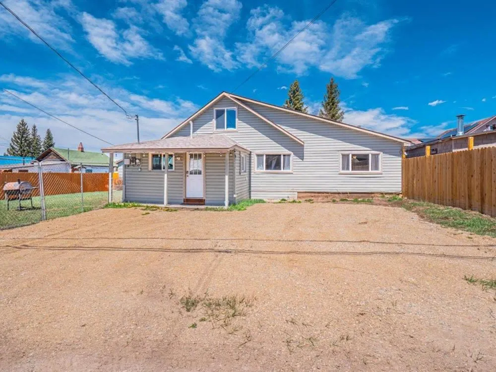Property building in Mom's House - 1 block from downtown & Hot Tub