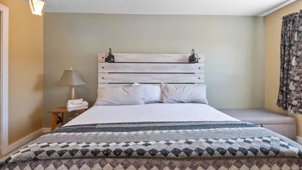 Bed in Mom's House - 1 block from downtown & Hot Tub