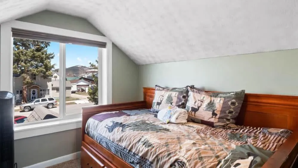 Bed in Mom's House - 1 block from downtown & Hot Tub