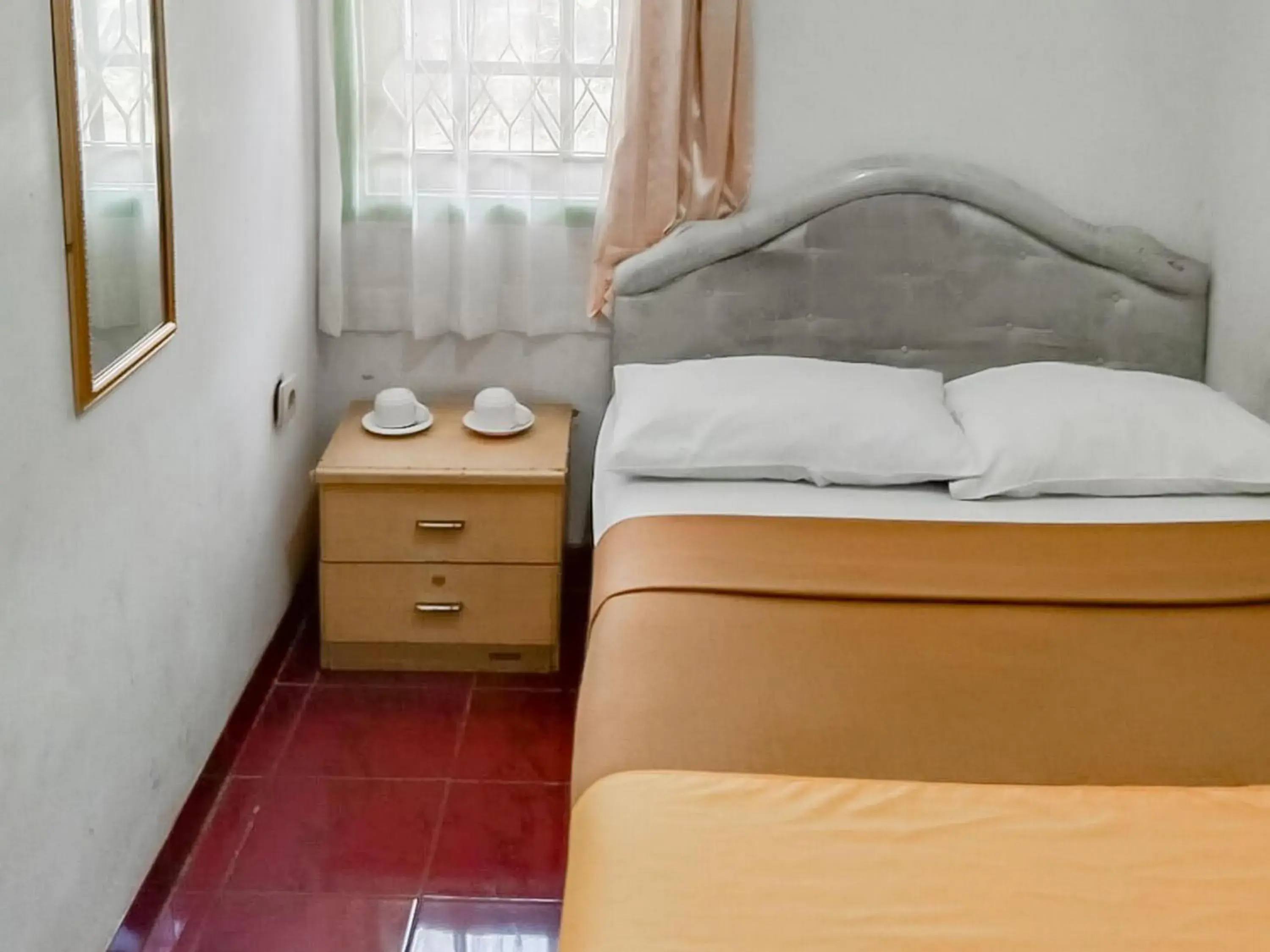 Standard Double Room with Shared Bathroom - single occupancy in Villa Anyelir Yustik Mitra RedDoorz Standard Double Room with Shared Bathroom - single occupancy in Villa Anyelir Yustik Mitra RedDoorz