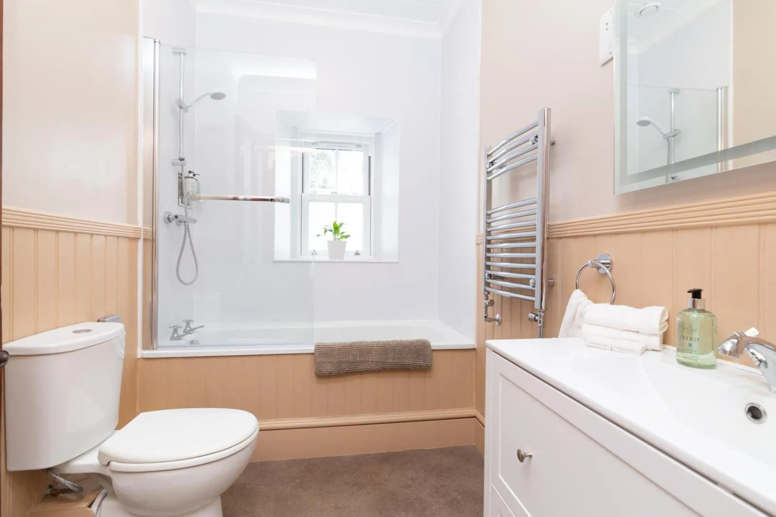 Bathroom in Colterscleuch House B&B