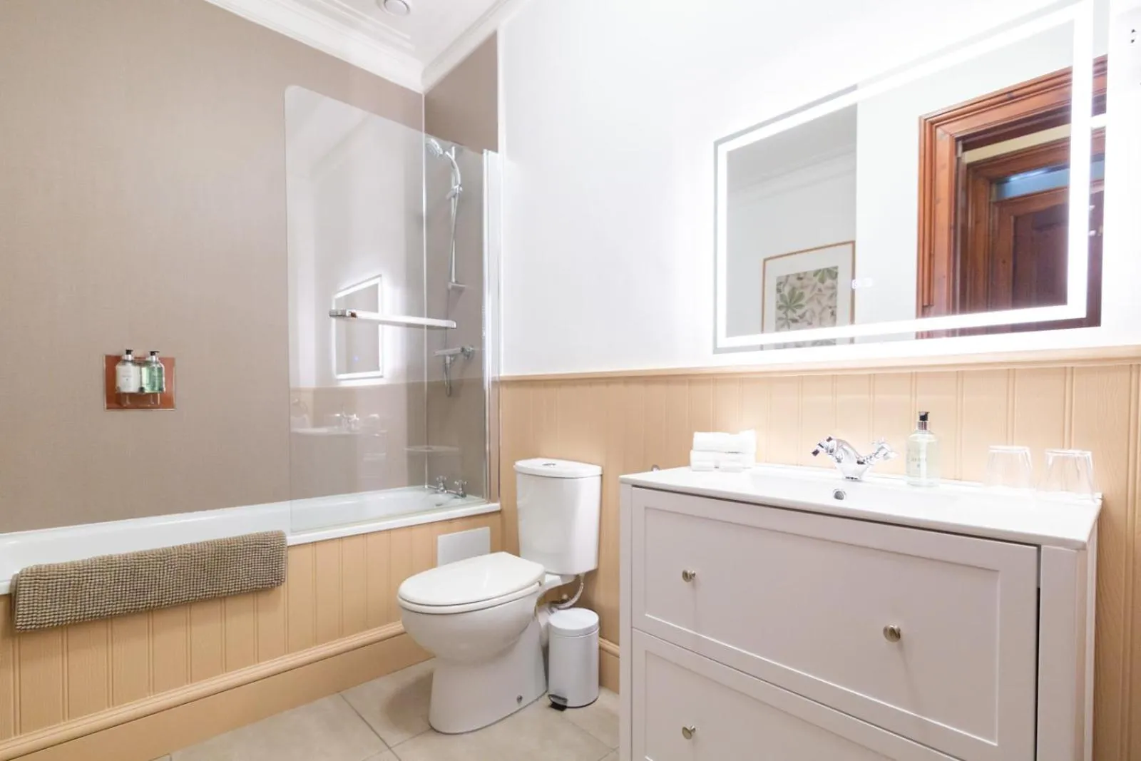 Bathroom in Colterscleuch House B&B