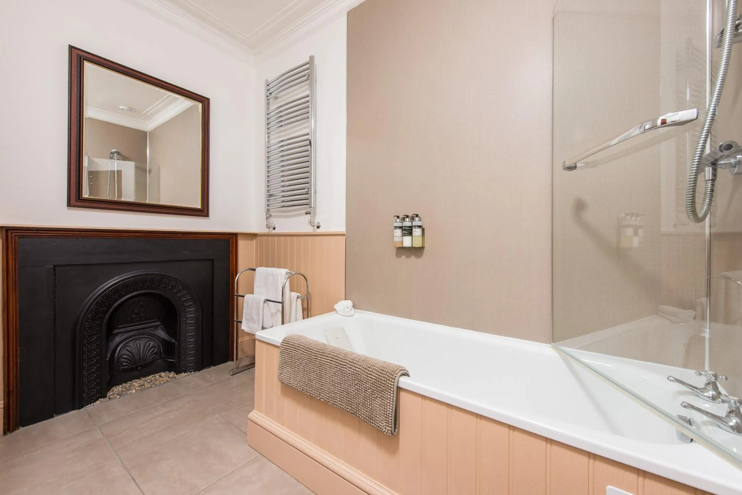 Bathroom in Colterscleuch House B&B