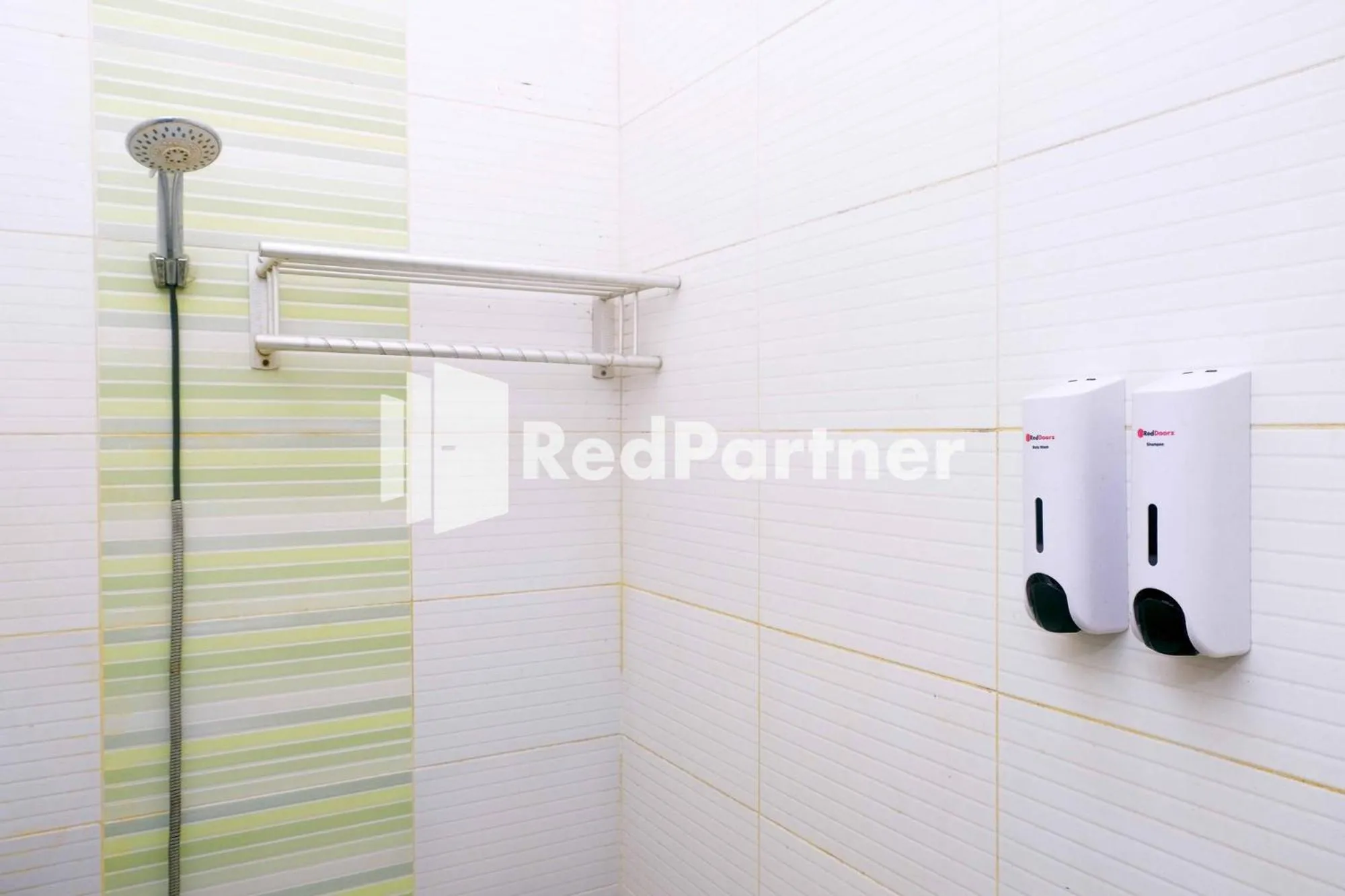 Shower in Hotel Permata Makassar Mitra RedDoorz
