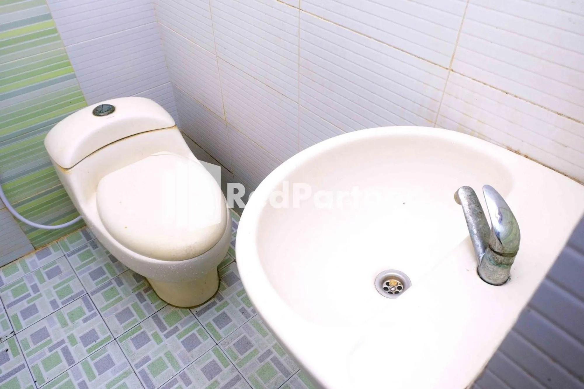 Toilet in Hotel Permata Makassar Mitra RedDoorz