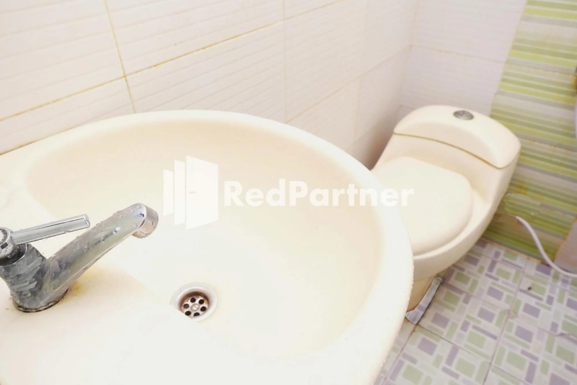 Toilet in Hotel Permata Makassar Mitra RedDoorz