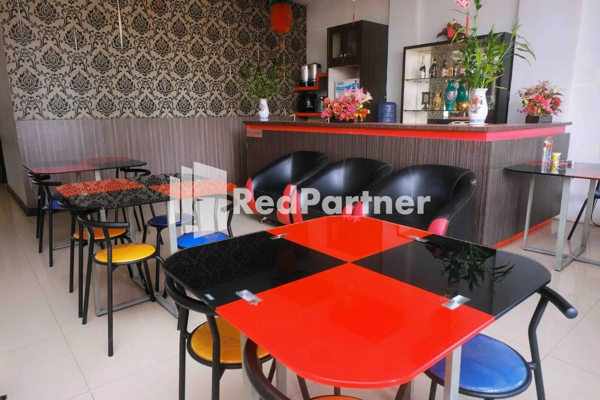 Seating area in Hotel Permata Makassar Mitra RedDoorz Seating area in Hotel Permata Makassar Mitra RedDoorz