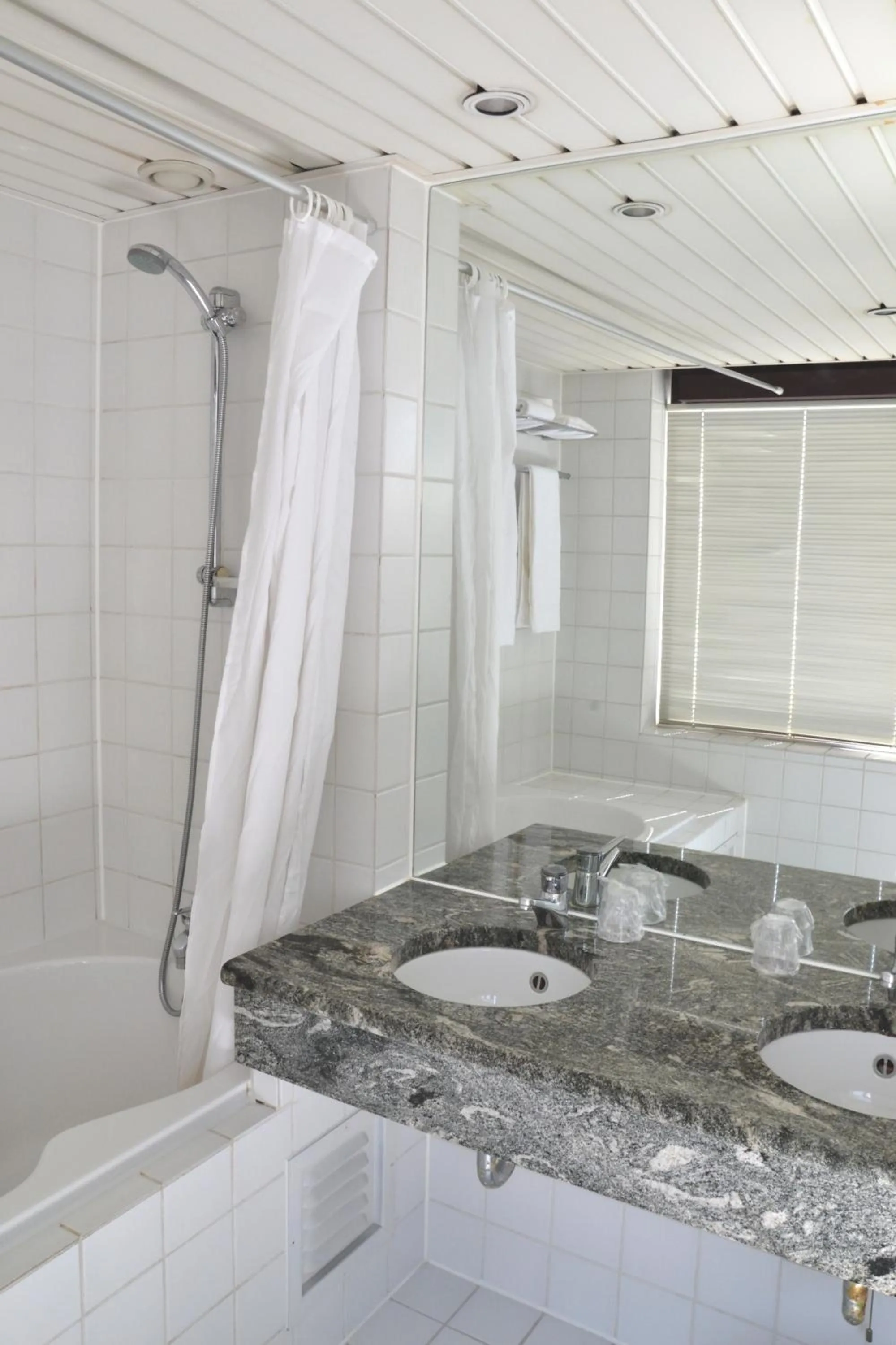 Bathroom in Fletcher Hotel Restaurant Carlton