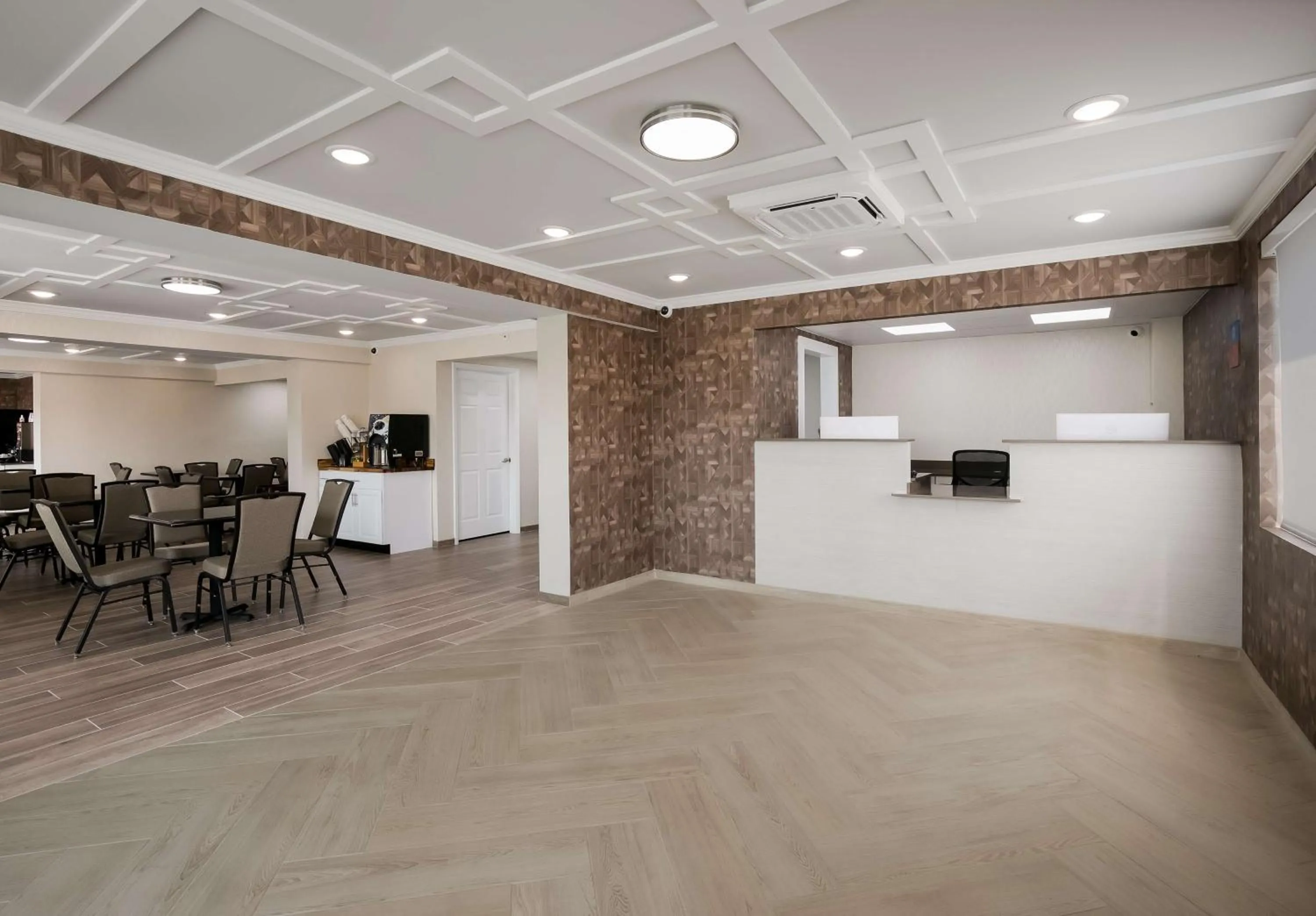 Lobby or reception in SureStay Plus by Best Western Pigeon Forge