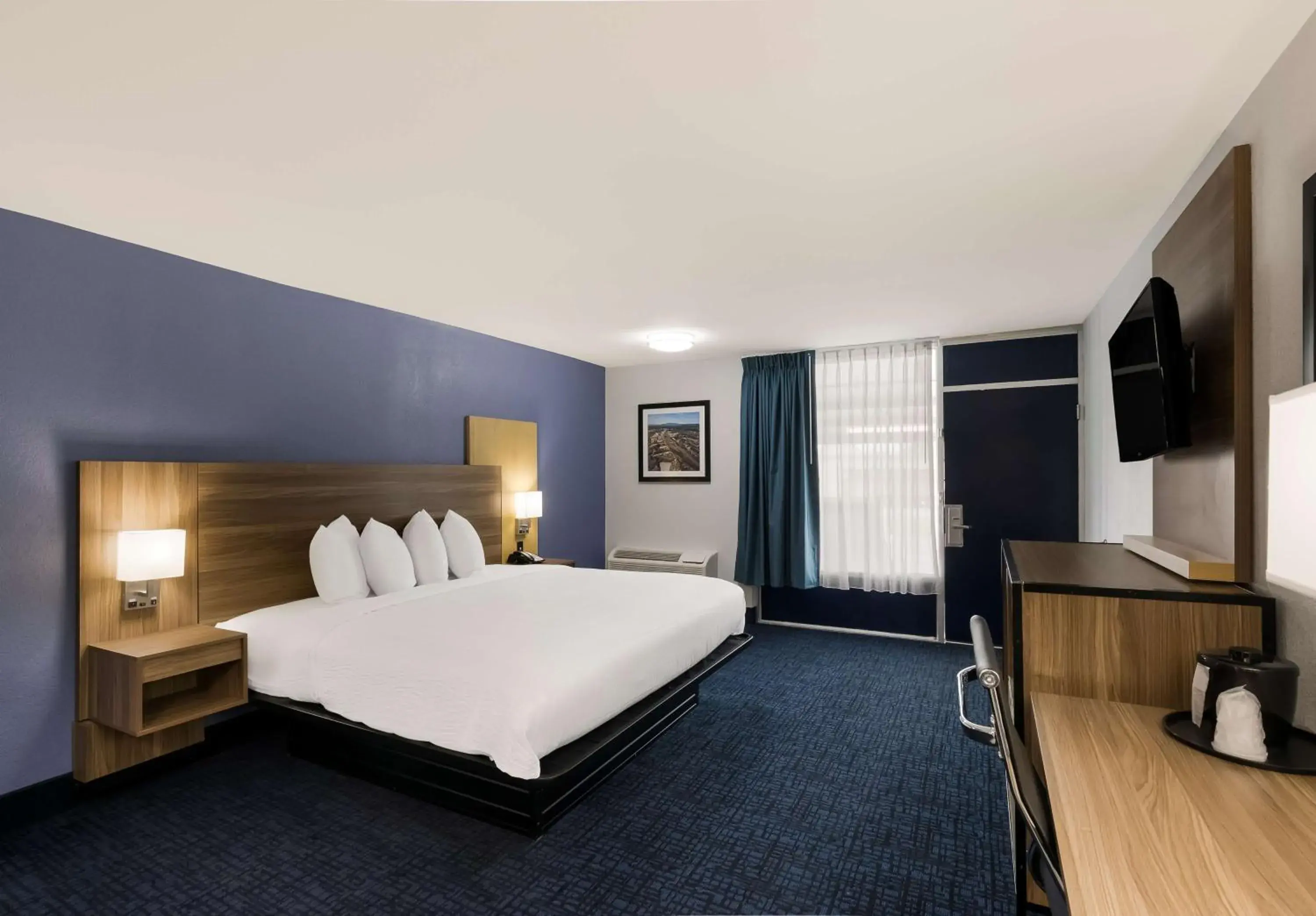 Bedroom, Bed in SureStay Plus by Best Western Pigeon Forge Bedroom, Bed in SureStay Plus by Best Western Pigeon Forge